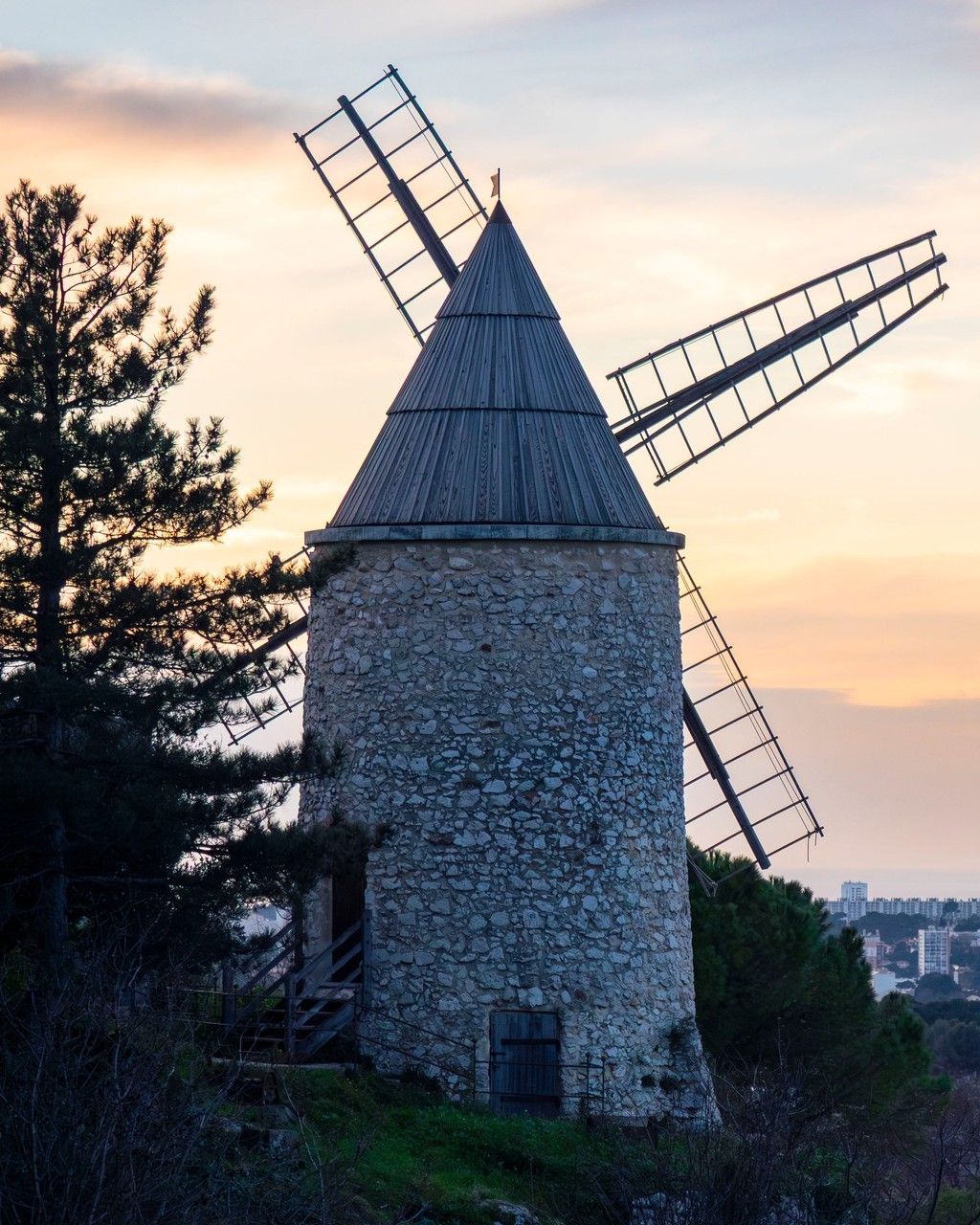 Le moulin d’Allauch au coucher du soleil, avec Marseille en arrière-plan